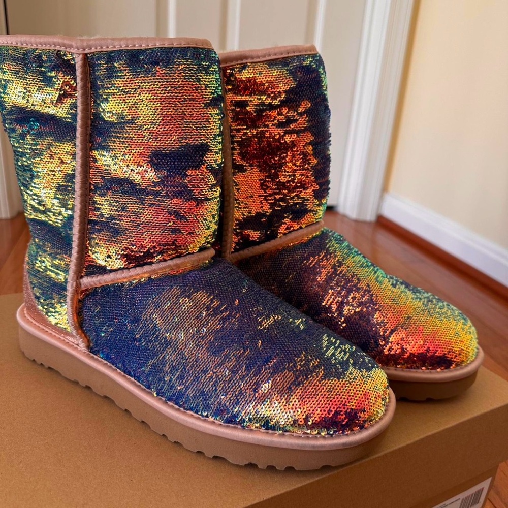 UGG Sequin Boots in multi-color ✨

Worn a few times but in AMAZING condition !